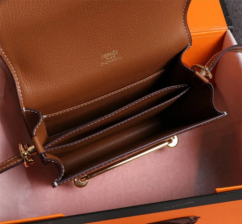 All Categories Official Website "Brand Women's Bags" Women's Bags 💙 Hermes Small Size 58002800 Large Size 58003000 Hermes Yang Mi's same style pig nose is now available for sale. It is so beautiful in person that it refuses huge profits. The lines are clear. The leather is comfortable original leather, with a fashionable pig nose-shaped buckle. The stitching is neat and fine, and the oil edge can only appear after repeated repetitions.