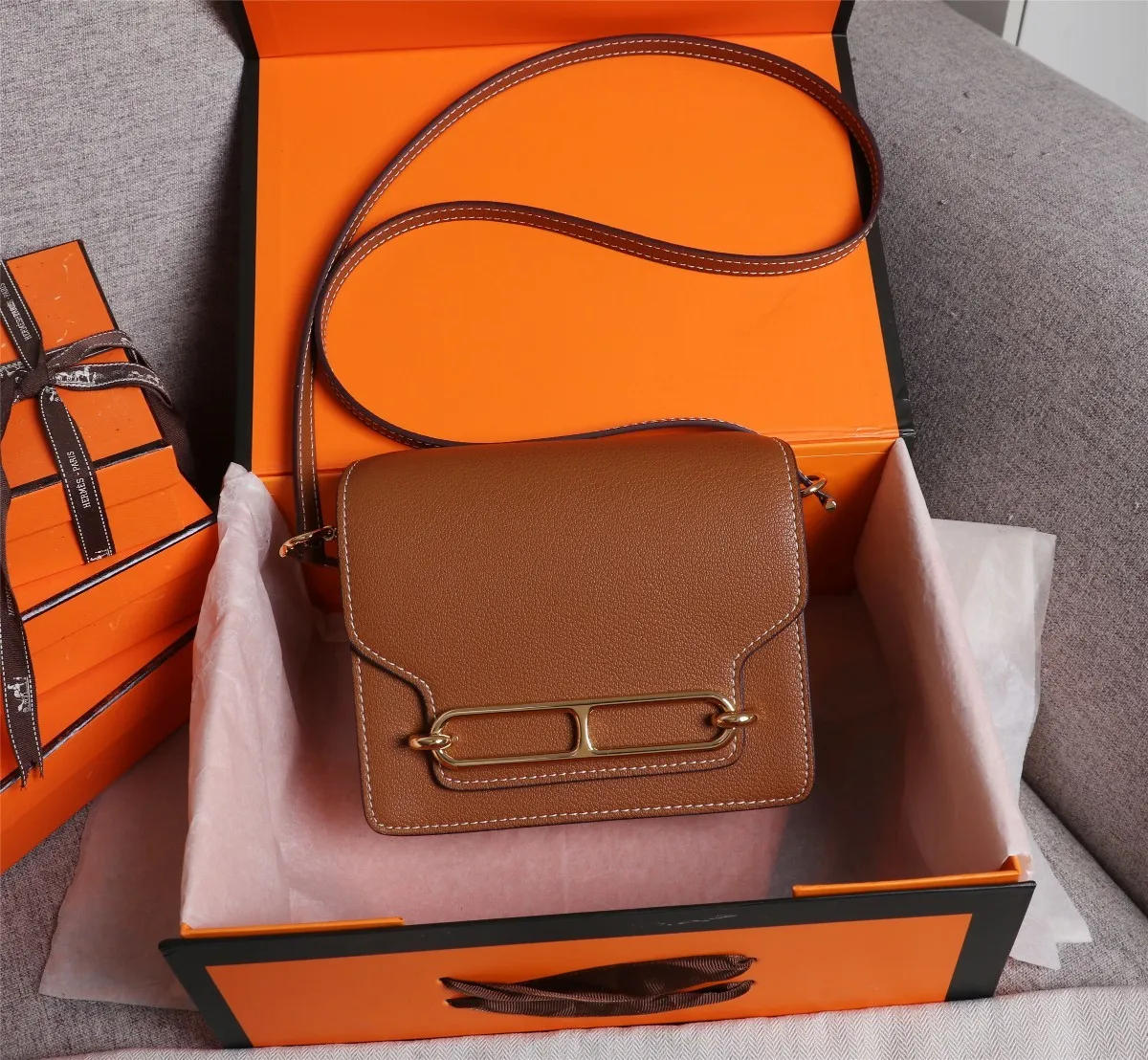 All Categories Official Website "Brand Women's Bags" Women's Bags 💙 Hermes Small Size 58002800 Large Size 58003000 Hermes Yang Mi's same style pig nose is now available for sale. It is so beautiful in person that it refuses huge profits. The lines are clear. The leather is comfortable original leather, with a fashionable pig nose-shaped buckle. The stitching is neat and fine, and the oil edge can only appear after repeated repetitions.