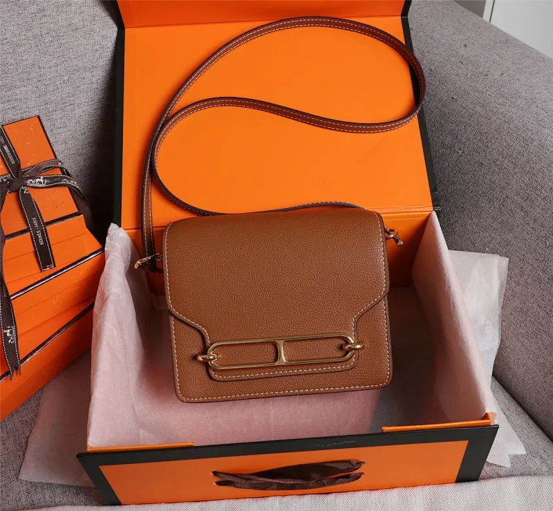 All Categories Official Website "Brand Women's Bags" Women's Bags 💙 Hermes Small Size 58002800 Large Size 58003000 Hermes Yang Mi's same style pig nose is now available for sale. It is so beautiful in person that it refuses huge profits. The lines are clear. The leather is comfortable original leather, with a fashionable pig nose-shaped buckle. The stitching is neat and fine, and the oil edge can only appear after repeated repetitions.