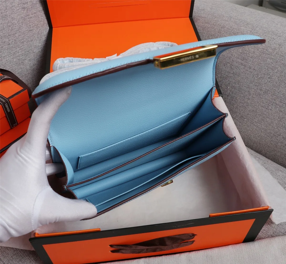 All categories Official website "Brand Women's Bags" Women's bags 💙 Hermes Hermès Made in France Large size 58002800 Small size 58002600 constance stewardess bag ☣️Genuine epsom leather pure steel silver-plated buckle Genuine leather source super good feel Accessories stainless steel laser logo perfect flip arc and three-dimensionality