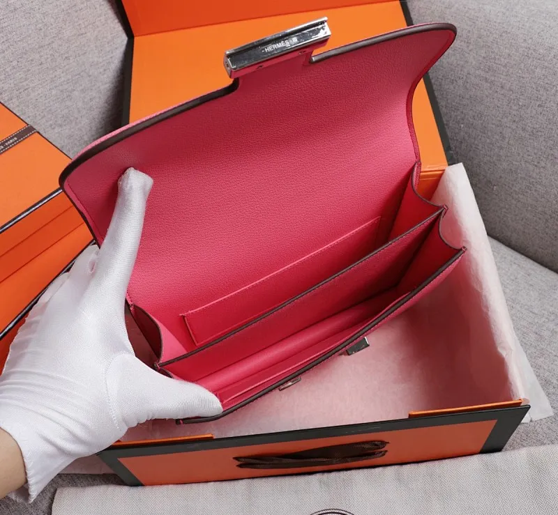 All categories Official website "Brand Women's Bags" Women's bags 💙 Hermes Hermès Made in France Large size 58002800 Small size 58002600 constance stewardess bag ☣️Genuine epsom leather pure steel silver-plated buckle Genuine leather source super good feel Accessories stainless steel laser logo perfect flip arc and three-dimensionality