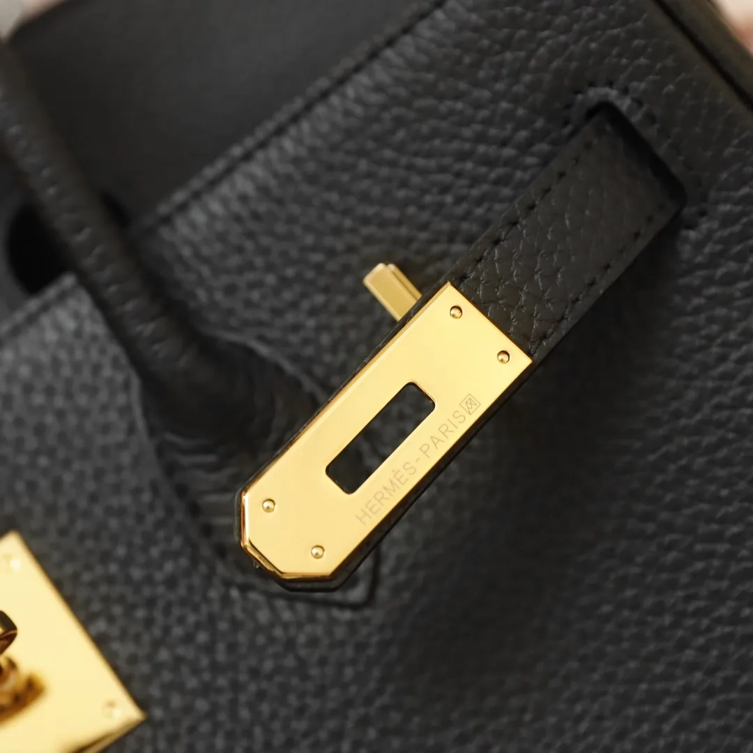 All Categories Official Website "Brand Women's Bags" Women's Bags 💙 Hermes (Platinum original single, new background) Hermès pebbled pattern 30cm 58003800 35cm 58004000 Imported first-layer calfskin 🏼No matter how small the details are, you can see them at a glance🏻Steel hardware, never fade🏻️➰We let the details speak for themselves