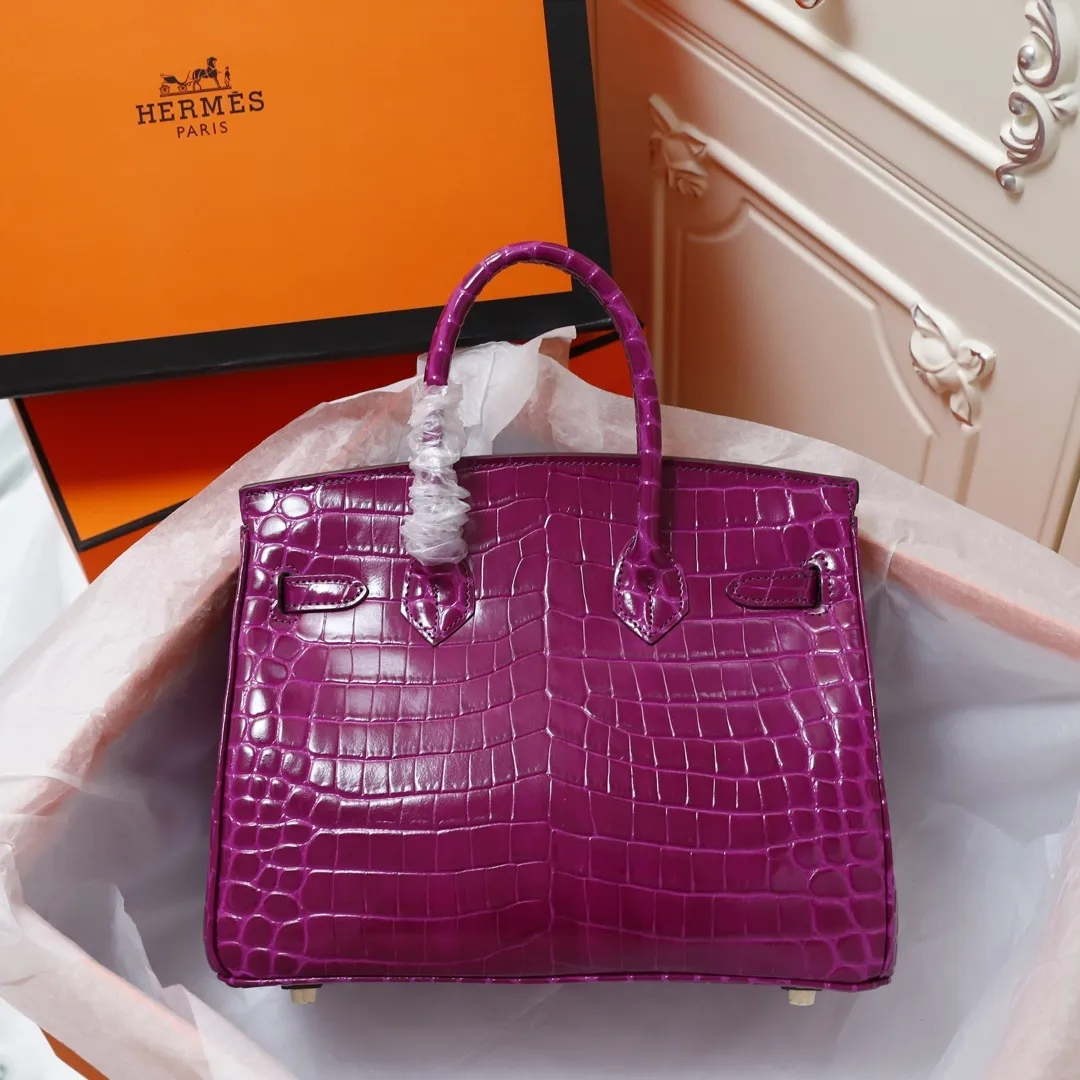 All Categories Official Website "Brand Women's Bags" Women's Bags 💙 Hermes (original order, new background) Hermes H Birkin glossy crocodile CK67 Vert Fonce 30cm 58004500 35cm 58004700 The most beautiful and classic high-gloss crocodile pattern among the favorites! Unique texture, pure steel