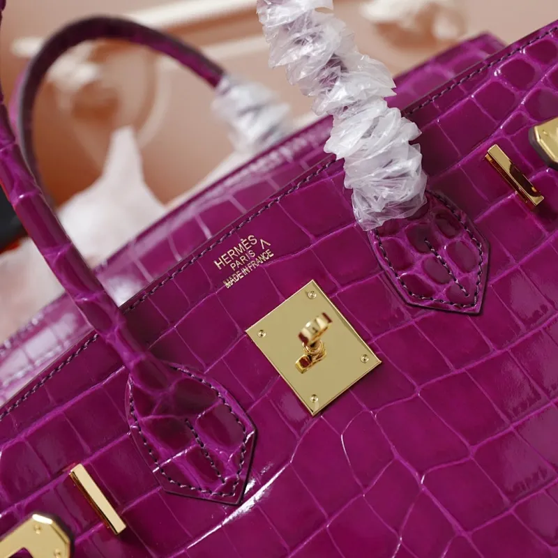 All Categories Official Website "Brand Women's Bags" Women's Bags 💙 Hermes (original order, new background) Hermes H Birkin glossy crocodile CK67 Vert Fonce 30cm 58004500 35cm 58004700 The most beautiful and classic high-gloss crocodile pattern among the favorites! Unique texture, pure steel