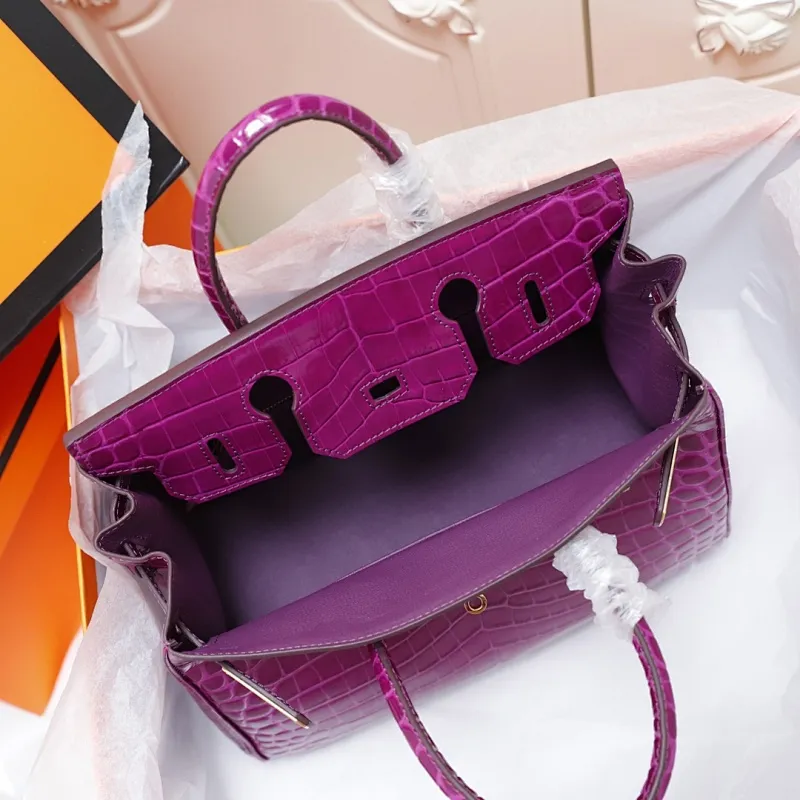 All Categories Official Website "Brand Women's Bags" Women's Bags 💙 Hermes (original order, new background) Hermes H Birkin glossy crocodile CK67 Vert Fonce 30cm 58004500 35cm 58004700 The most beautiful and classic high-gloss crocodile pattern among the favorites! Unique texture, pure steel
