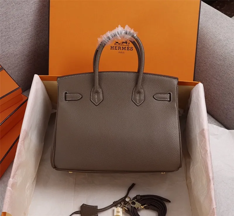 All categories Official website "Brand Women's Bags" Women's Bags 💙 Hermes 2022 Official New Hermès Platinum First Layer Lychee Pattern Handbag Original Calfskin Outside and Sheepskin Goat Pattern Wholesale Small Size 58002800 Medium Size 58003000 Large Size 58003200 High Quality Size: Small 25CM Medium 30C