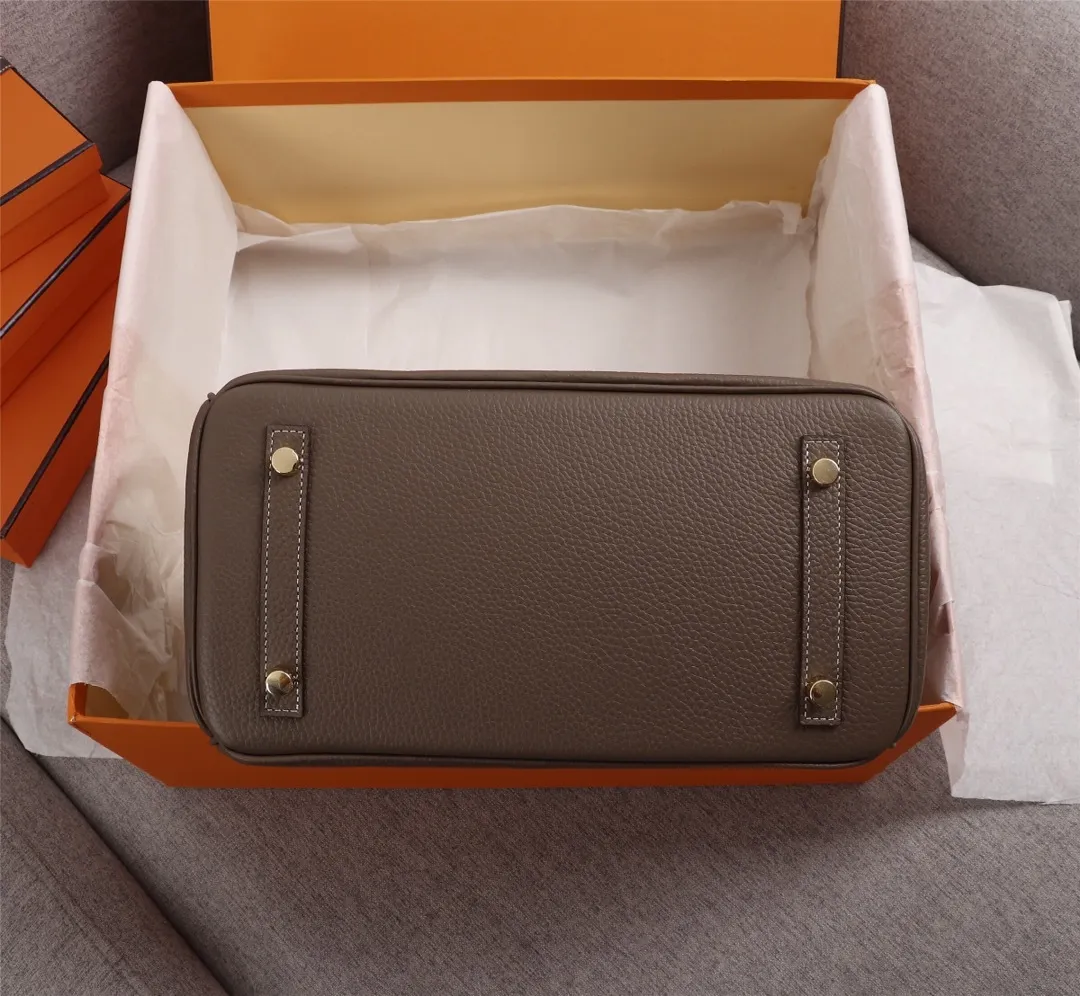 All categories Official website "Brand Women's Bags" Women's Bags 💙 Hermes 2022 Official New Hermès Platinum First Layer Lychee Pattern Handbag Original Calfskin Outside and Sheepskin Goat Pattern Wholesale Small Size 58002800 Medium Size 58003000 Large Size 58003200 High Quality Size: Small 25CM Medium 30C