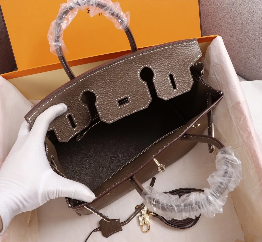 All categories Official website "Brand Women's Bags" Women's Bags 💙 Hermes 2022 Official New Hermès Platinum First Layer Lychee Pattern Handbag Original Calfskin Outside and Sheepskin Goat Pattern Wholesale Small Size 58002800 Medium Size 58003000 Large Size 58003200 High Quality Size: Small 25CM Medium 30C