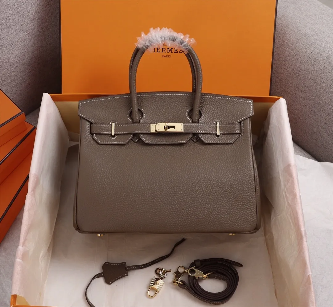 All categories Official website "Brand Women's Bags" Women's Bags 💙 Hermes 2022 Official New Hermès Platinum First Layer Lychee Pattern Handbag Original Calfskin Outside and Sheepskin Goat Pattern Wholesale Small Size 58002800 Medium Size 58003000 Large Size 58003200 High Quality Size: Small 25CM Medium 30C