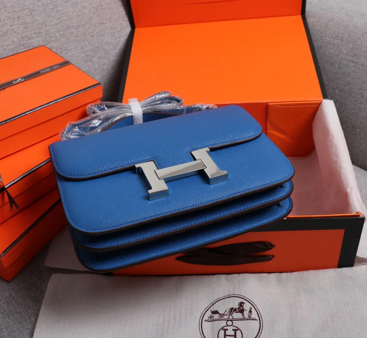 All categories Official website "Brand Women's Bags" Women's Bags 💙 Hermes 2022 Official New Hermès Women's Crossbody Bag Wholesale Genuine Epsom leather Pure steel silver-plated buckle Large size 58002500 Small size 58002300 High quality Size: Large size 22-6-17CM Small size 19-5-14.5CM