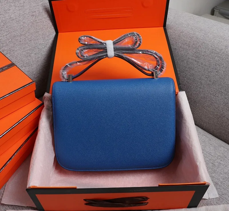 All categories Official website "Brand Women's Bags" Women's Bags 💙 Hermes 2022 Official New Hermès Women's Crossbody Bag Wholesale Genuine Epsom leather Pure steel silver-plated buckle Large size 58002500 Small size 58002300 High quality Size: Large size 22-6-17CM Small size 19-5-14.5CM