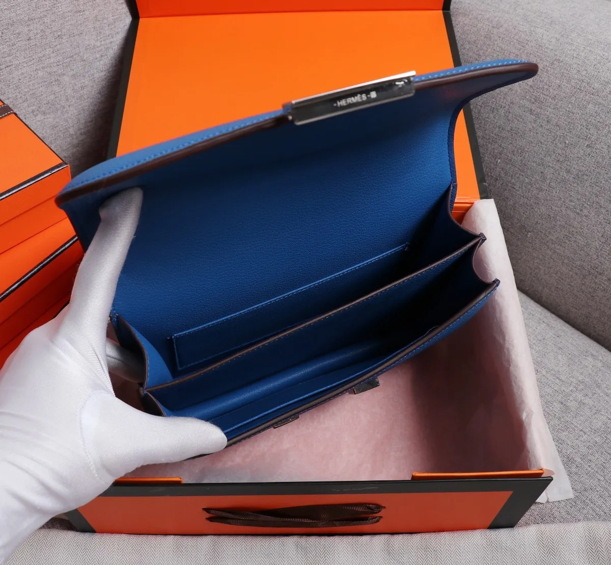 All categories Official website "Brand Women's Bags" Women's Bags 💙 Hermes 2022 Official New Hermès Women's Crossbody Bag Wholesale Genuine Epsom leather Pure steel silver-plated buckle Large size 58002500 Small size 58002300 High quality Size: Large size 22-6-17CM Small size 19-5-14.5CM