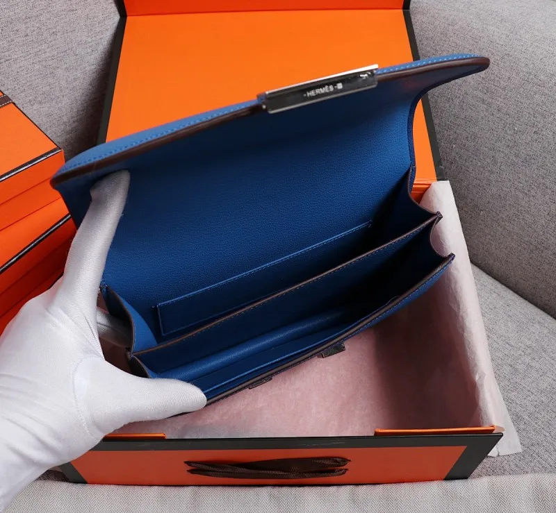 All categories Official website "Brand Women's Bags" Women's Bags 💙 Hermes 2022 Official New Hermès Women's Crossbody Bag Wholesale Genuine Epsom leather Pure steel silver-plated buckle Large size 58002500 Small size 58002300 High quality Size: Large size 22-6-17CM Small size 19-5-14.5CM