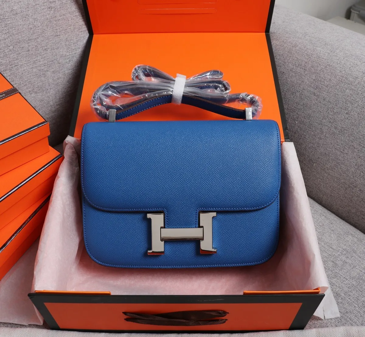 All categories Official website "Brand Women's Bags" Women's Bags 💙 Hermes 2022 Official New Hermès Women's Crossbody Bag Wholesale Genuine Epsom leather Pure steel silver-plated buckle Large size 58002500 Small size 58002300 High quality Size: Large size 22-6-17CM Small size 19-5-14.5CM