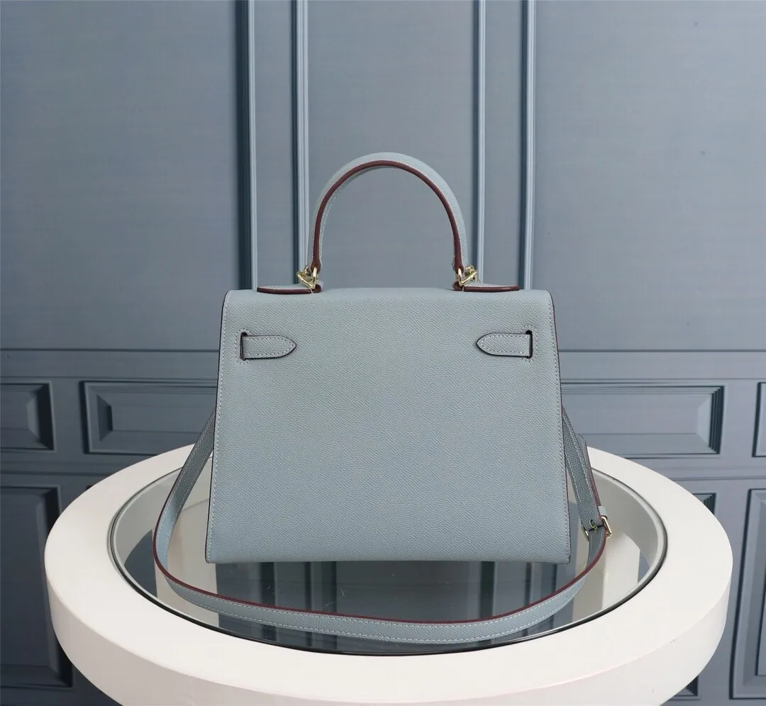 All Categories Official Website "Brand Women's Bags" Women's Bags 💙 Hermes 2022 official new Hermes women's hand-carrying cross-body dual-use bag wholesale cowhide palm print customization Large size 58002500 Medium size 58002300 Small size 58002300 High quality Size: Large size 28-22-10CM Medium size 25-17