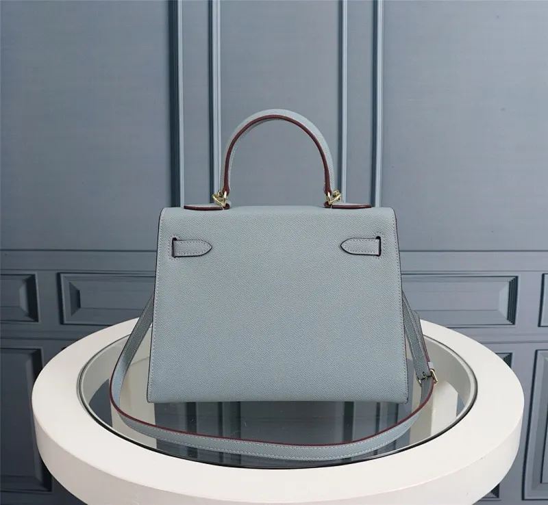 All Categories Official Website "Brand Women's Bags" Women's Bags 💙 Hermes 2022 official new Hermes women's hand-carrying cross-body dual-use bag wholesale cowhide palm print customization Large size 58002500 Medium size 58002300 Small size 58002300 High quality Size: Large size 28-22-10CM Medium size 25-17