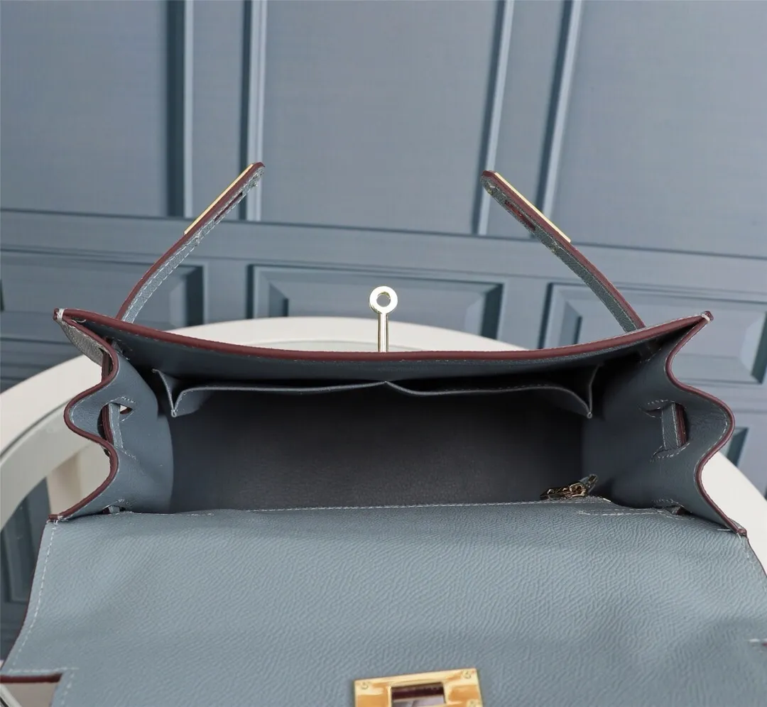 All Categories Official Website "Brand Women's Bags" Women's Bags 💙 Hermes 2022 official new Hermes women's hand-carrying cross-body dual-use bag wholesale cowhide palm print customization Large size 58002500 Medium size 58002300 Small size 58002300 High quality Size: Large size 28-22-10CM Medium size 25-17