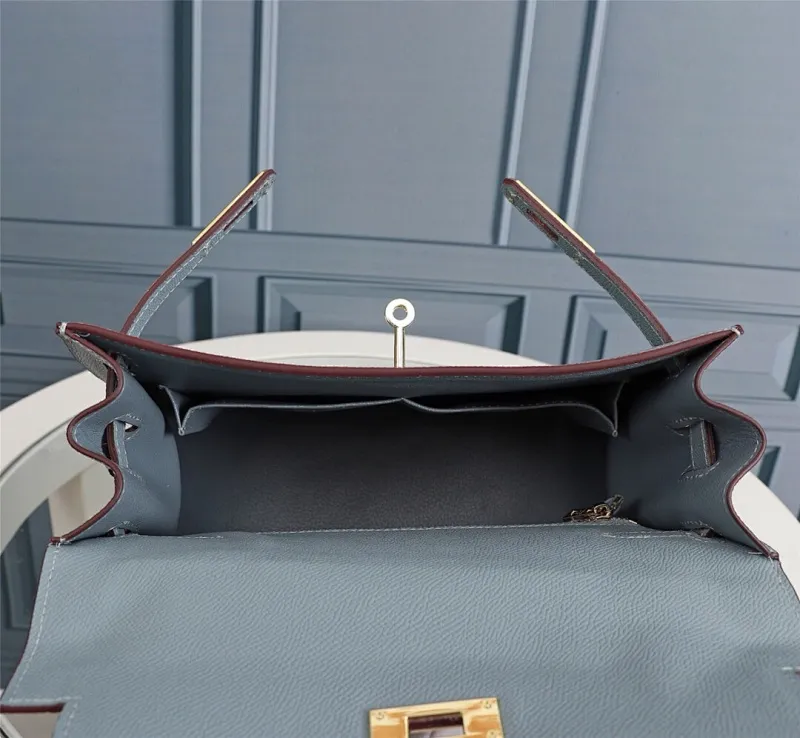 All Categories Official Website "Brand Women's Bags" Women's Bags 💙 Hermes 2022 official new Hermes women's hand-carrying cross-body dual-use bag wholesale cowhide palm print customization Large size 58002500 Medium size 58002300 Small size 58002300 High quality Size: Large size 28-22-10CM Medium size 25-17
