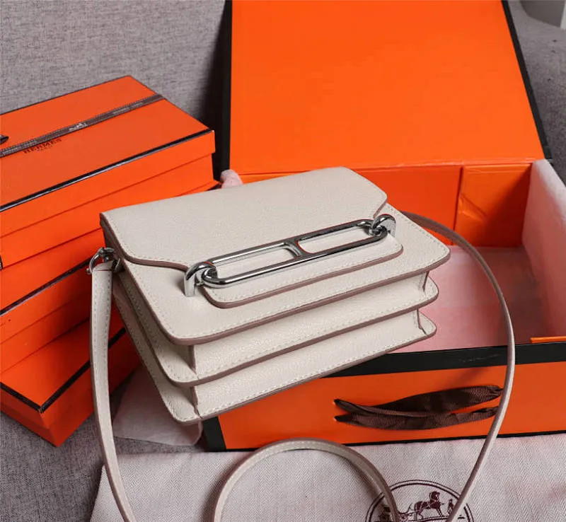 All Categories Official Website "Brand Women's Bags" Women's Bags 💙 Hermes Small Size 58002600 Large Size 58002800 Hermes Yang Mi's same style pig nose is available for sale now. It is so beautiful in person that it refuses huge profits. The lines are clear. The leather is comfortable original leather, with a fashionable pig nose-shaped buckle. The stitching is neat and fine, and the oil edge can only appear after repeated repetitions.
