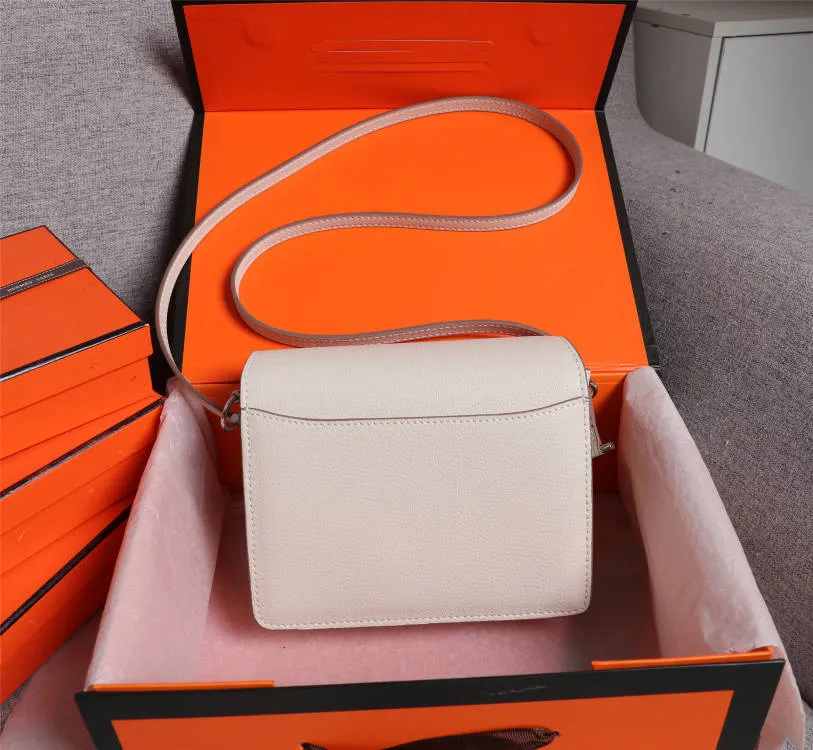 All Categories Official Website "Brand Women's Bags" Women's Bags 💙 Hermes Small Size 58002600 Large Size 58002800 Hermes Yang Mi's same style pig nose is available for sale now. It is so beautiful in person that it refuses huge profits. The lines are clear. The leather is comfortable original leather, with a fashionable pig nose-shaped buckle. The stitching is neat and fine, and the oil edge can only appear after repeated repetitions.