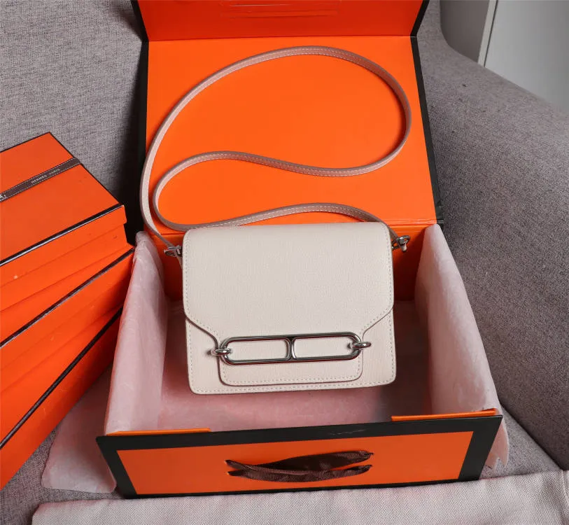 All Categories Official Website "Brand Women's Bags" Women's Bags 💙 Hermes Small Size 58002600 Large Size 58002800 Hermes Yang Mi's same style pig nose is available for sale now. It is so beautiful in person that it refuses huge profits. The lines are clear. The leather is comfortable original leather, with a fashionable pig nose-shaped buckle. The stitching is neat and fine, and the oil edge can only appear after repeated repetitions.