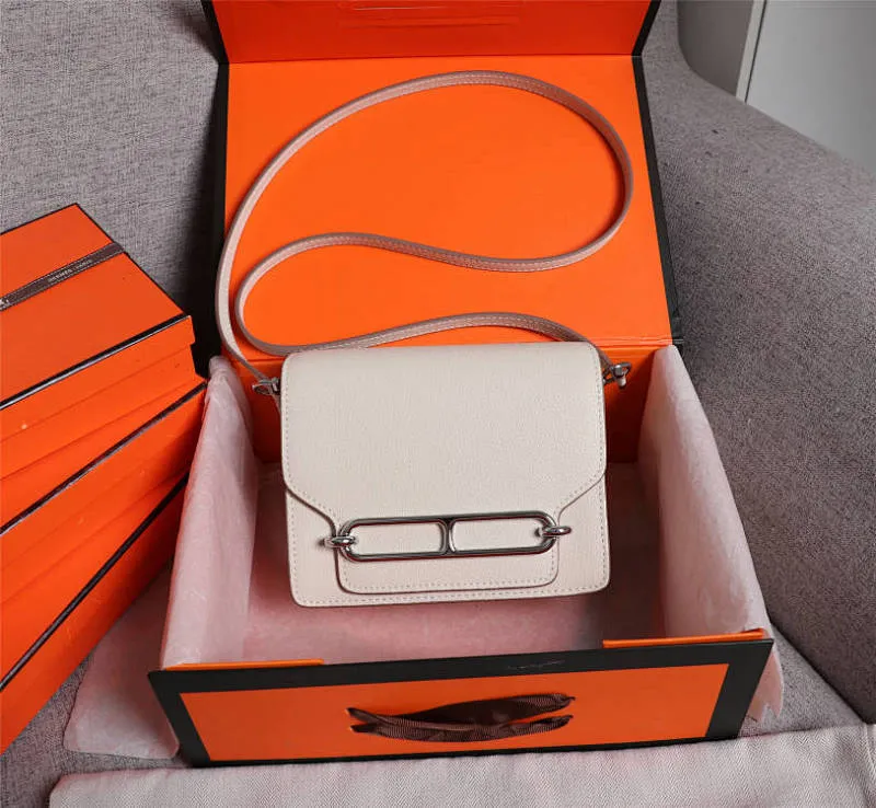 All Categories Official Website "Brand Women's Bags" Women's Bags 💙 Hermes Small Size 58002600 Large Size 58002800 Hermes Yang Mi's same style pig nose is available for sale now. It is so beautiful in person that it refuses huge profits. The lines are clear. The leather is comfortable original leather, with a fashionable pig nose-shaped buckle. The stitching is neat and fine, and the oil edge can only appear after repeated repetitions.