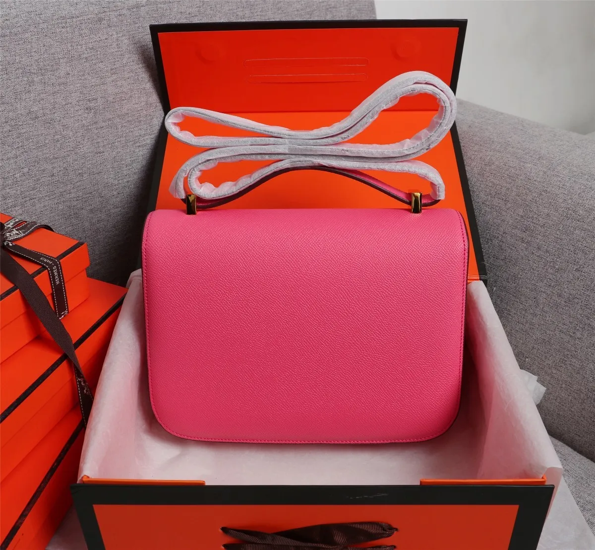 All categories Official website "Brand Women's Bags" Women's bags 💙 Hermes Hermès Made in France Large size 58002800 Small size 58002600 constance stewardess bag ☣️Genuine epsom leather pure steel silver-plated buckle Genuine leather source super good feel Accessories stainless steel laser logo perfect flip arc and three-dimensionality