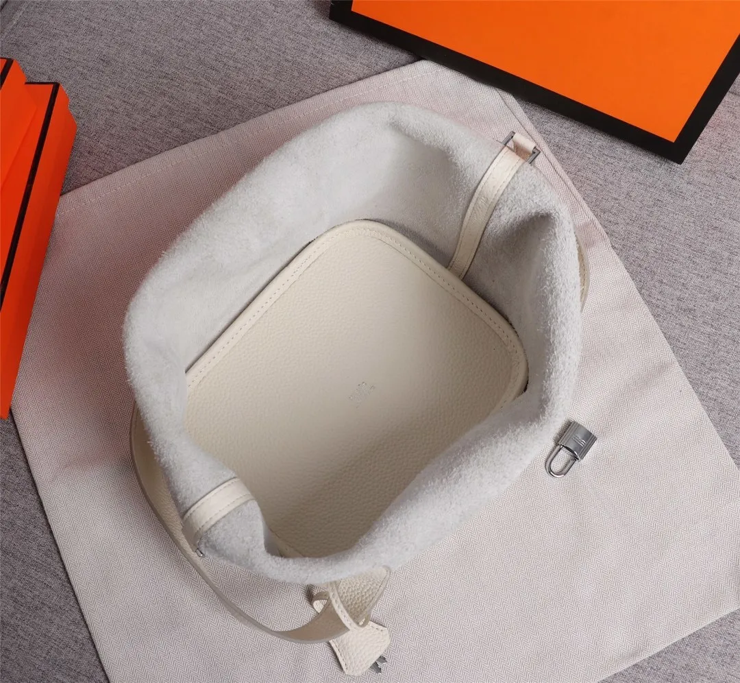 All Categories Official Website "Brand Women's Bags" Women's Bags 💙 Hermes Small Size 58002300 Large Size 58002500 We are all repeat customers. If you can only bring one bag when traveling, it must be the Hermès vegetable basket picotin... Reason: ️The bag shape is casual and elegant, and it can be easily matched with many clothes worn when traveling.