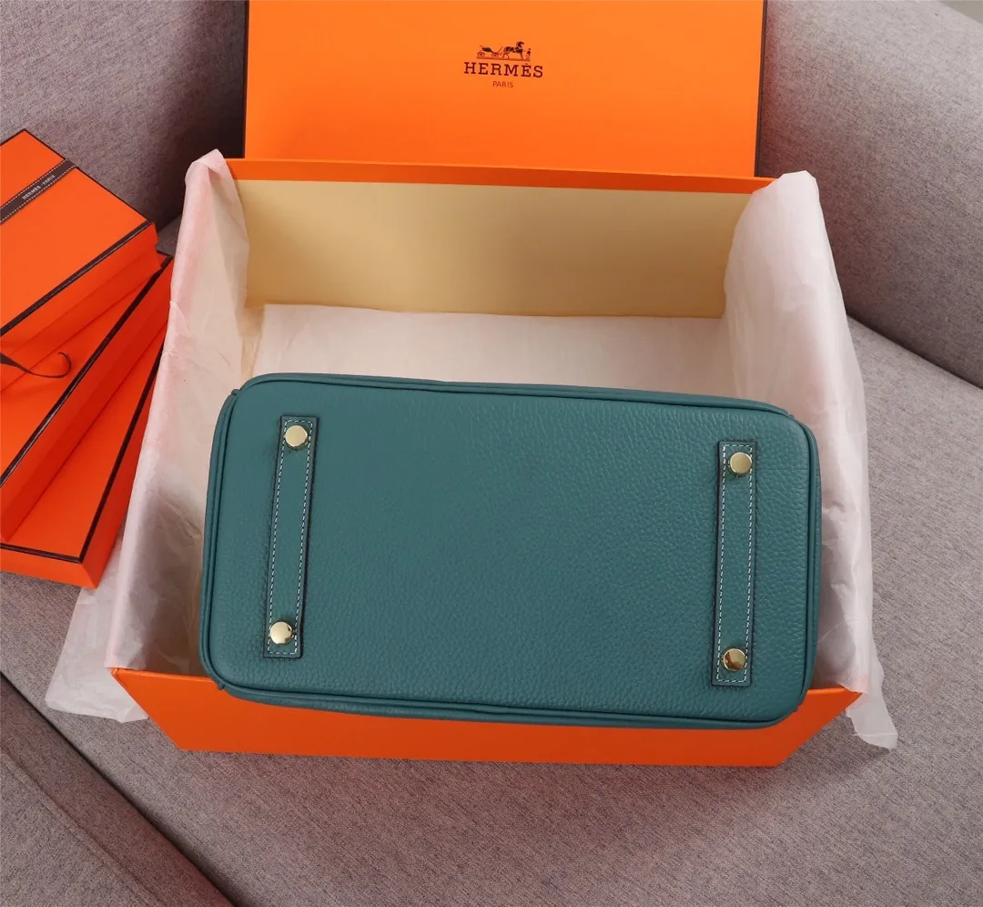 All Categories Official Website "Brand Women's Bags" Women's Bags 💙 Hermes (exclusive factory code, goat pattern inside) Hermès Hermès platinum first layer with lychee pattern, not common in the market, inside zipper puller, copper lock with logo, 25cm 58002800 30cm 58003000 35cm 58003200 五