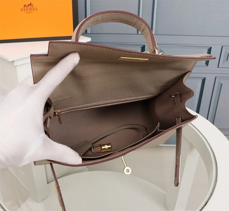 All Categories Official Website "Brand Women's Bags" Women's Bags 💙 Hermes 2022 official new Hermes women's hand-carrying cross-body dual-use bag wholesale cowhide palm print customization Large size 58002500 Medium size 58002300 Small size 58002300 High quality Size: Large size 28-22-10CM Medium size 25-17