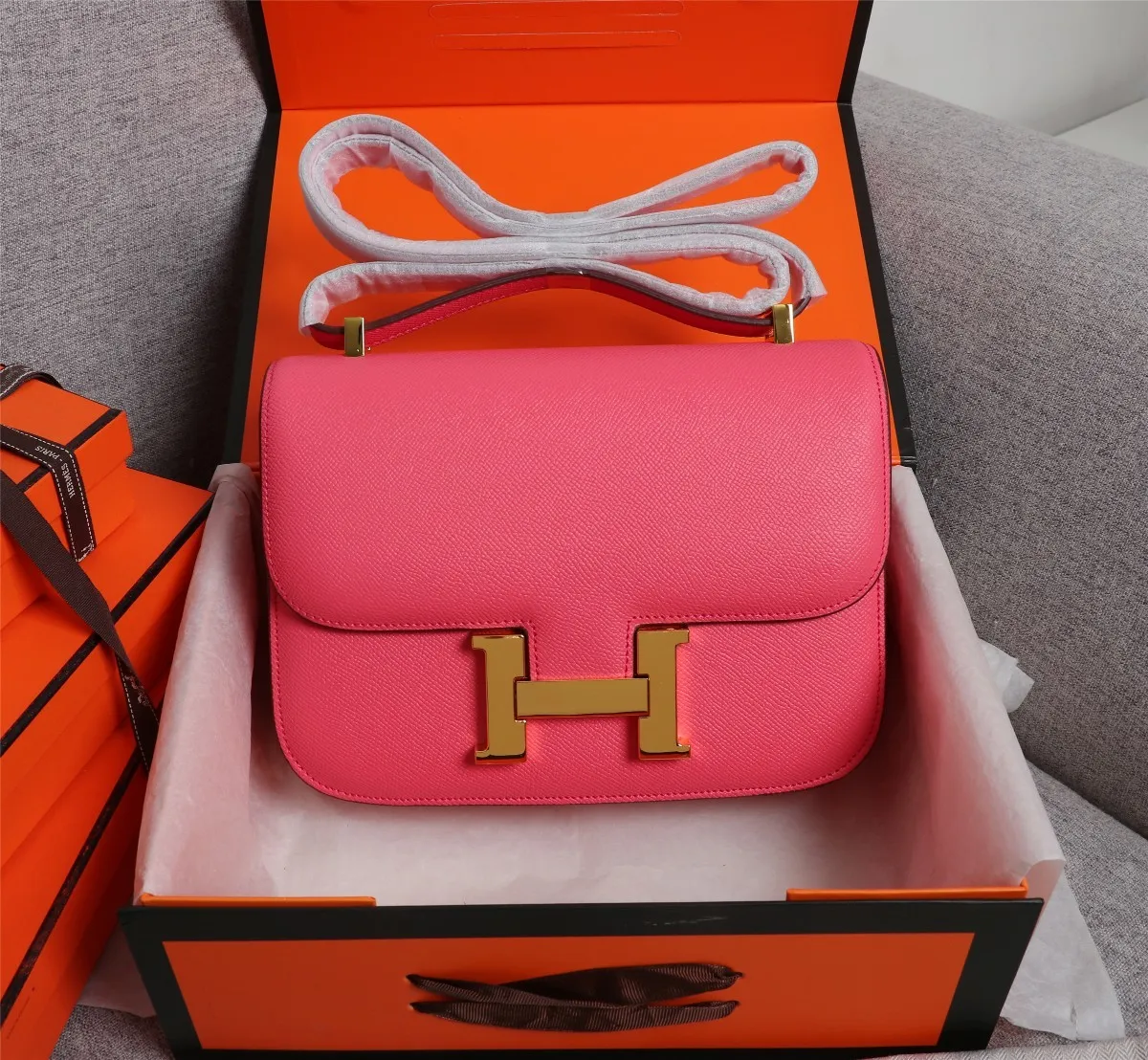 All categories Official website "Brand Women's Bags" Women's Bags 💙 Hermes 2022 Official New Hermès Women's Crossbody Bag Wholesale Genuine Epsom leather Pure steel silver-plated buckle Large size 58002500 Small size 58002300 High quality Size: Large size 22-6-17CM Small size 19-5-14.5CM