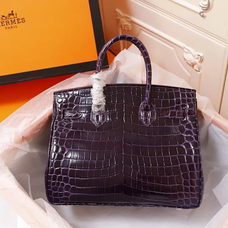 All Categories Official Website "Brand Women's Bags" Women's Bags 💙 Hermes (original order, new background) Hermes H Birkin glossy crocodile CK67 Vert Fonce 30cm 58004500 35cm 58004700 The most beautiful and classic high-gloss crocodile pattern among the favorites! Unique texture, pure steel