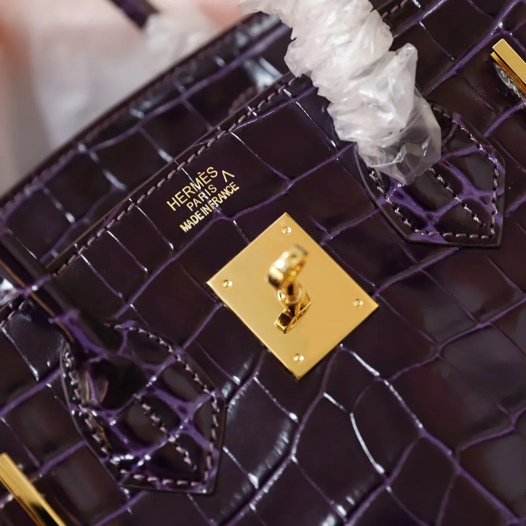 All Categories Official Website "Brand Women's Bags" Women's Bags 💙 Hermes (original order, new background) Hermes H Birkin glossy crocodile CK67 Vert Fonce 30cm 58004500 35cm 58004700 The most beautiful and classic high-gloss crocodile pattern among the favorites! Unique texture, pure steel