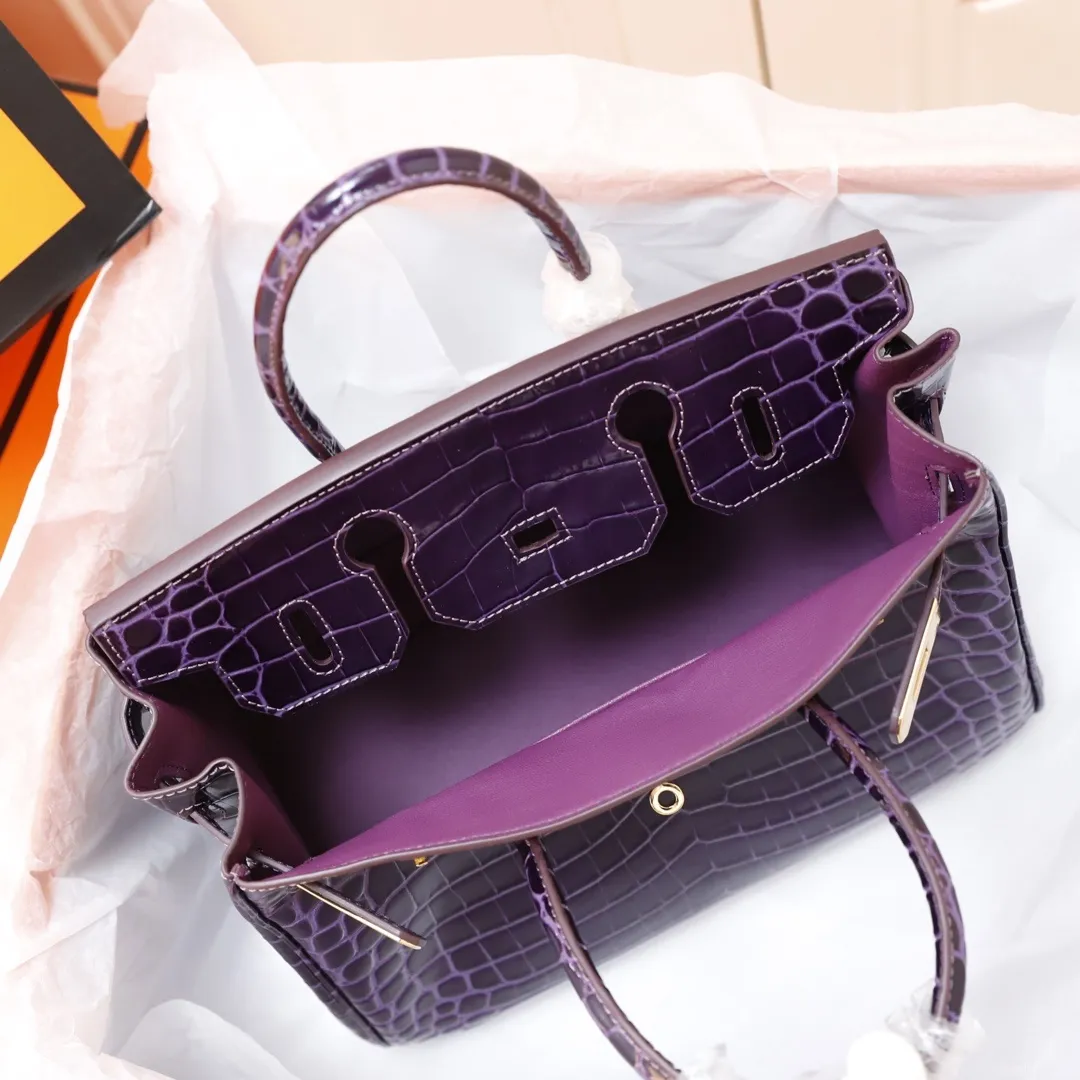 All Categories Official Website "Brand Women's Bags" Women's Bags 💙 Hermes (original order, new background) Hermes H Birkin glossy crocodile CK67 Vert Fonce 30cm 58004500 35cm 58004700 The most beautiful and classic high-gloss crocodile pattern among the favorites! Unique texture, pure steel