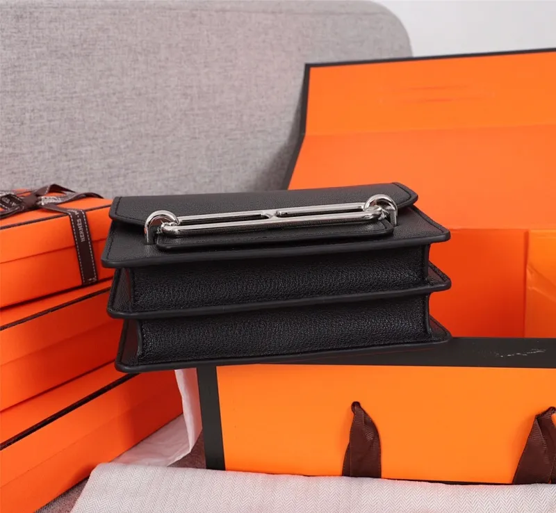 All Categories Official Website "Brand Women's Bags" Women's Bags 💙 Hermes Small Size 58002600 Large Size 58002800 Hermes Yang Mi's same style pig nose is available for sale now. It is so beautiful in person that it refuses huge profits. The lines are clear. The leather is comfortable original leather, with a fashionable pig nose-shaped buckle. The stitching is neat and fine, and the oil edge can only appear after repeated repetitions.
