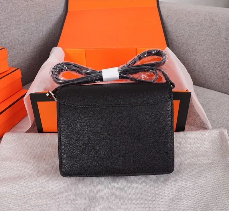 All Categories Official Website "Brand Women's Bags" Women's Bags 💙 Hermes Small Size 58002600 Large Size 58002800 Hermes Yang Mi's same style pig nose is available for sale now. It is so beautiful in person that it refuses huge profits. The lines are clear. The leather is comfortable original leather, with a fashionable pig nose-shaped buckle. The stitching is neat and fine, and the oil edge can only appear after repeated repetitions.