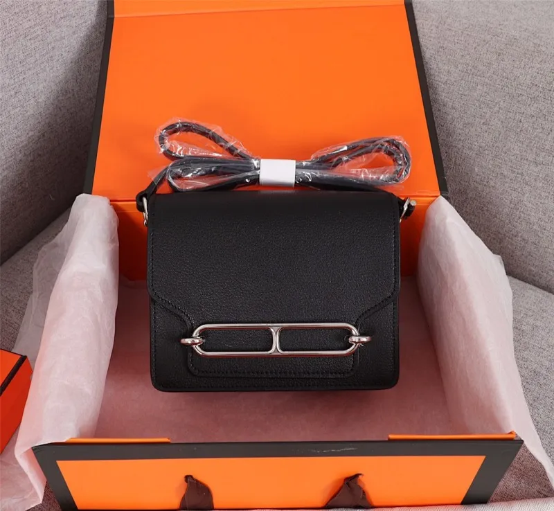All Categories Official Website "Brand Women's Bags" Women's Bags 💙 Hermes Small Size 58002600 Large Size 58002800 Hermes Yang Mi's same style pig nose is available for sale now. It is so beautiful in person that it refuses huge profits. The lines are clear. The leather is comfortable original leather, with a fashionable pig nose-shaped buckle. The stitching is neat and fine, and the oil edge can only appear after repeated repetitions.
