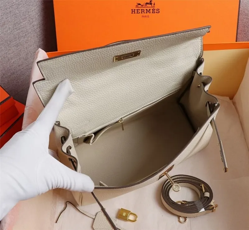 All Categories Official Website "Brand Women's Bags" Women's Bags 💙 Hermes Kelly Original Princess Bag (exclusive factory code) three sizes in stock. 25cm 58002700 28cm 58002900 32cm 58003200 Top configuration, original factory workmanship, original hardware, guaranteed to never fade, original calf leather outer