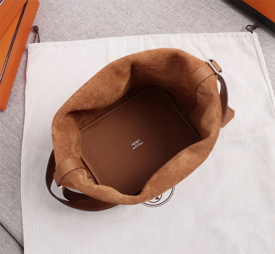 All Categories Official Website "Brand Women's Bags" Women's Bags 💙 Hermes Small Size 58002300 Large Size 58002500 We are all repeat customers. If you can only bring one bag when traveling, it must be the Hermès vegetable basket picotin... Reason: ️The bag shape is casual and elegant, and it can be easily matched with many clothes worn when traveling.