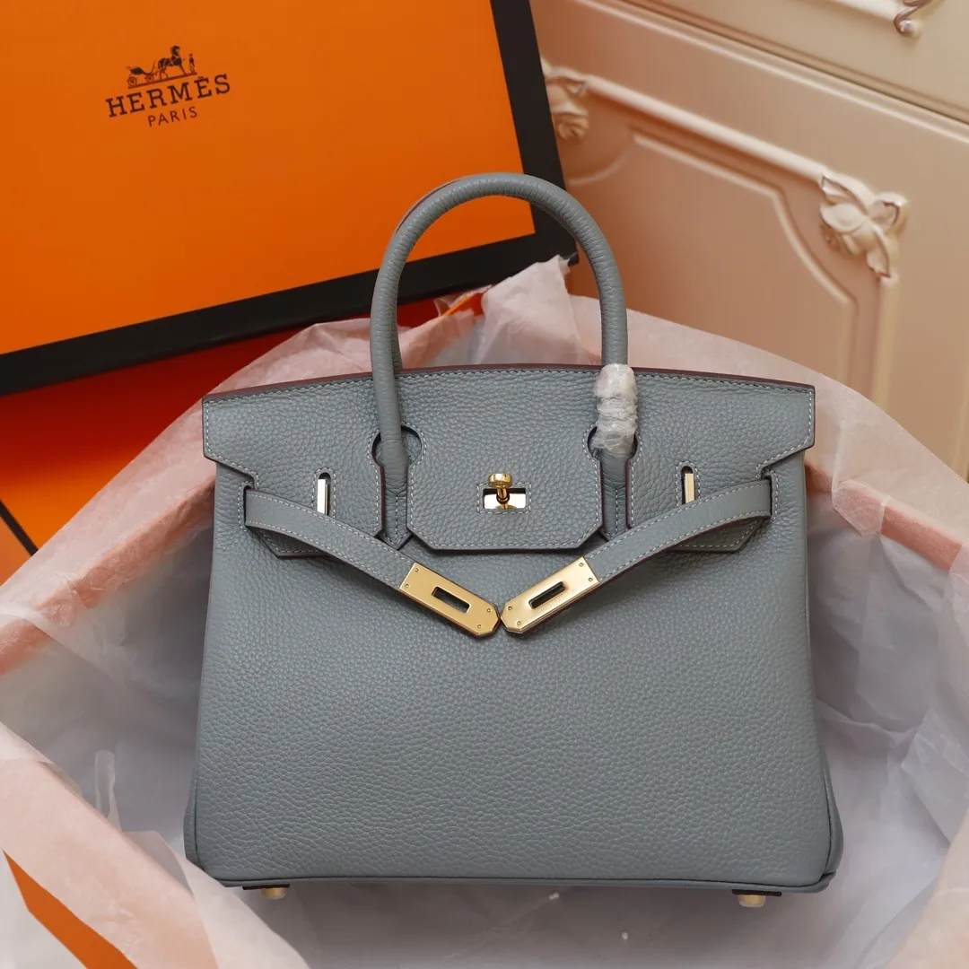 All Categories Official Website "Brand Women's Bags" Women's Bags 💙 Hermes (Platinum original single, new background) Hermès pebbled pattern 30cm 58003800 35cm 58004000 Imported first-layer calfskin 🏼No matter how small the details are, you can see them at a glance🏻Steel hardware, never fade🏻️➰We let the details speak for themselves