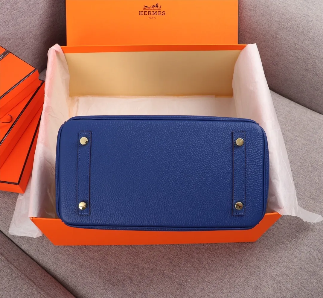 All Categories Official Website "Brand Women's Bags" Women's Bags 💙 Hermes (exclusive factory code, goat pattern inside) Hermès Hermès platinum first layer with lychee pattern, not common in the market, inside zipper puller, copper lock with logo, 25cm 58002800 30cm 58003000 35cm 58003200 五