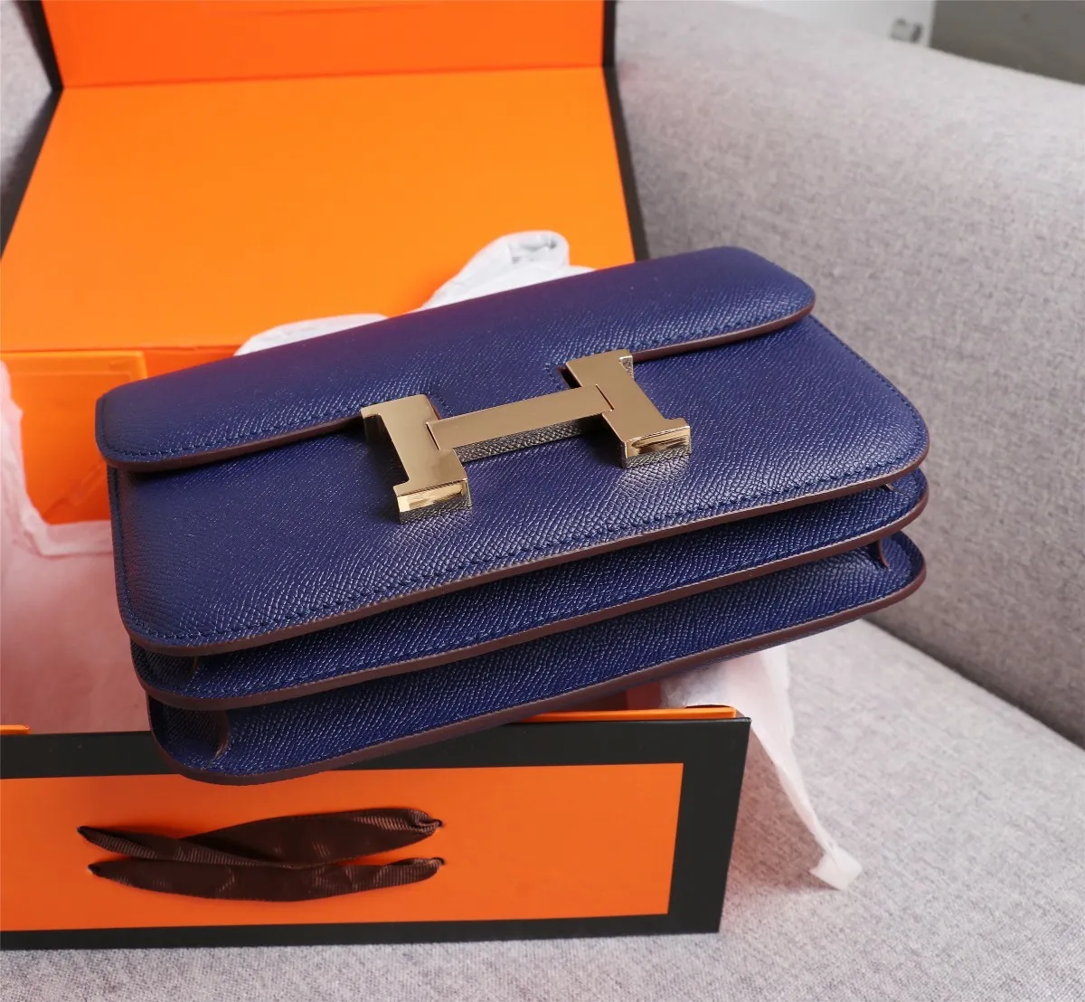 All categories Official website "Brand Women's Bags" Women's Bags 💙 Hermes 2022 Official New Hermès Women's Crossbody Bag Wholesale Genuine Epsom leather Pure steel silver-plated buckle Large size 58002500 Small size 58002300 High quality Size: Large size 22-6-17CM Small size 19-5-14.5CM