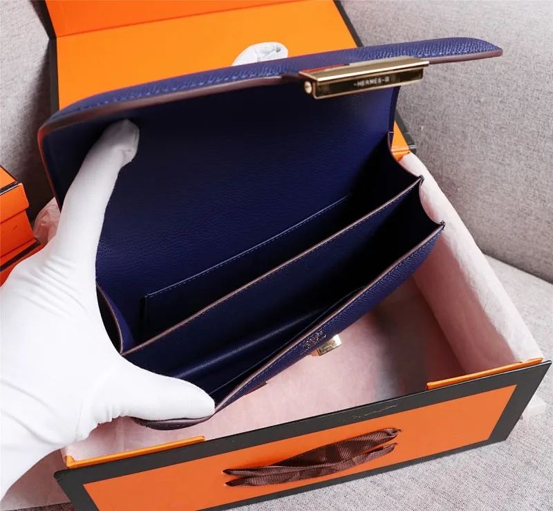 All categories Official website "Brand Women's Bags" Women's Bags 💙 Hermes 2022 Official New Hermès Women's Crossbody Bag Wholesale Genuine Epsom leather Pure steel silver-plated buckle Large size 58002500 Small size 58002300 High quality Size: Large size 22-6-17CM Small size 19-5-14.5CM