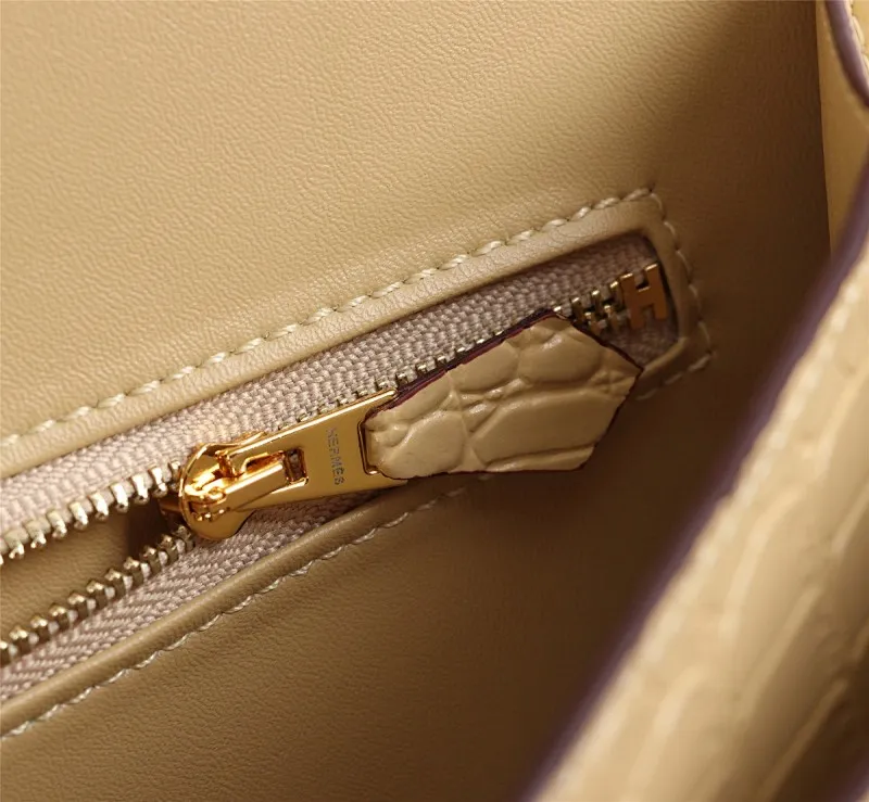 All Categories Official Website "Brand Women's Bags" Women's Bags 💙 Hermes Hermès Made in France - Constance stewardess bag ☣️Crocodile pattern pure steel plated hardware buckle Genuine leather source super good feel Accessories stainless steel laser logo perfect flip arc and three-dimensional sense High-end pure handmade customization 🔮Quality recommendation ‼ ️Size: 23-6-17