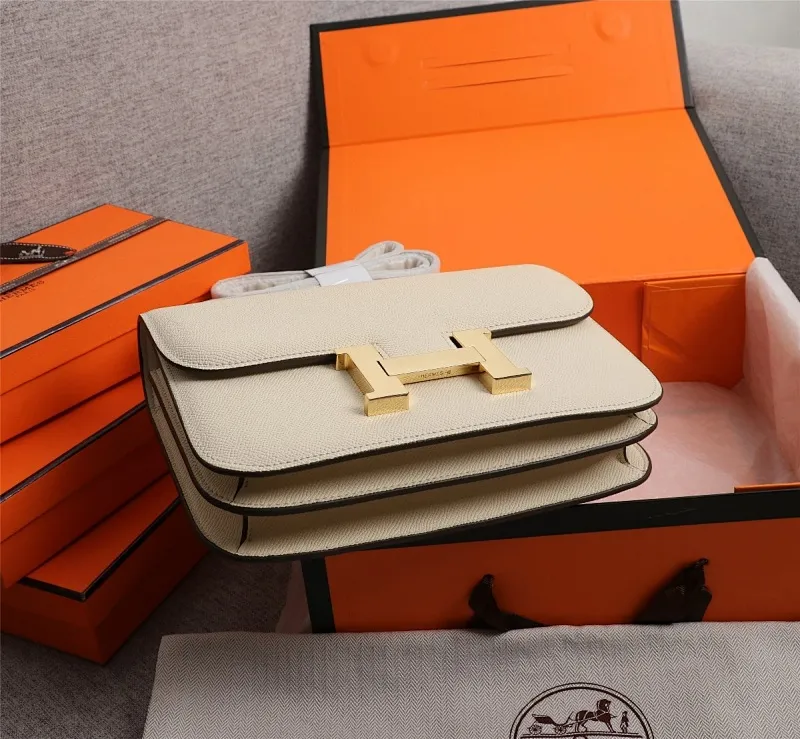All categories Official website "Brand Women's Bags" Women's bags 💙 Hermes Hermès Made in France Large size 58002800 Small size 58002600 constance stewardess bag ☣️Genuine epsom leather pure steel silver-plated buckle Genuine leather source super good feel Accessories stainless steel laser logo perfect flip arc and three-dimensionality