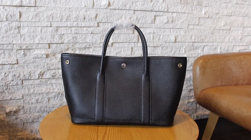 All Categories Official Website "Brand Women's Bags" Women's Bags 💙 Hermes Hermes Large Size 58003500 Small Size 58003300 Look for exclusive quality🐂🐂Exclusive factory coded garden bag Garden party One of the classic masterpieces of Hermes Cowhide women's handbag A must-have for leisure travel 💖More attractive