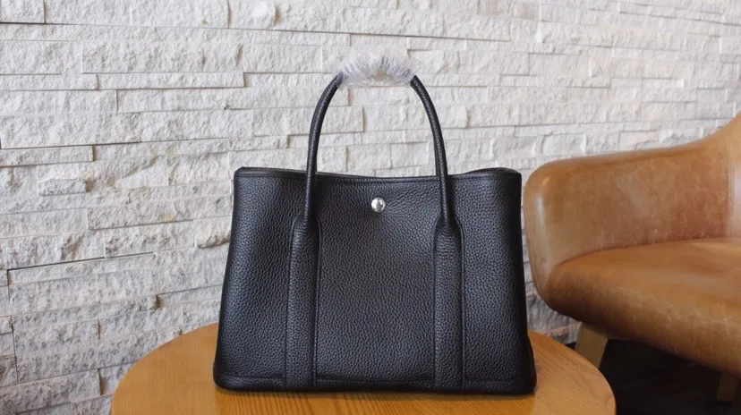 All Categories Official Website "Brand Women's Bags" Women's Bags 💙 Hermes Hermes Large Size 58003500 Small Size 58003300 Look for exclusive quality🐂🐂Exclusive factory coded garden bag Garden party One of the classic masterpieces of Hermes Cowhide women's handbag A must-have for leisure travel 💖More attractive
