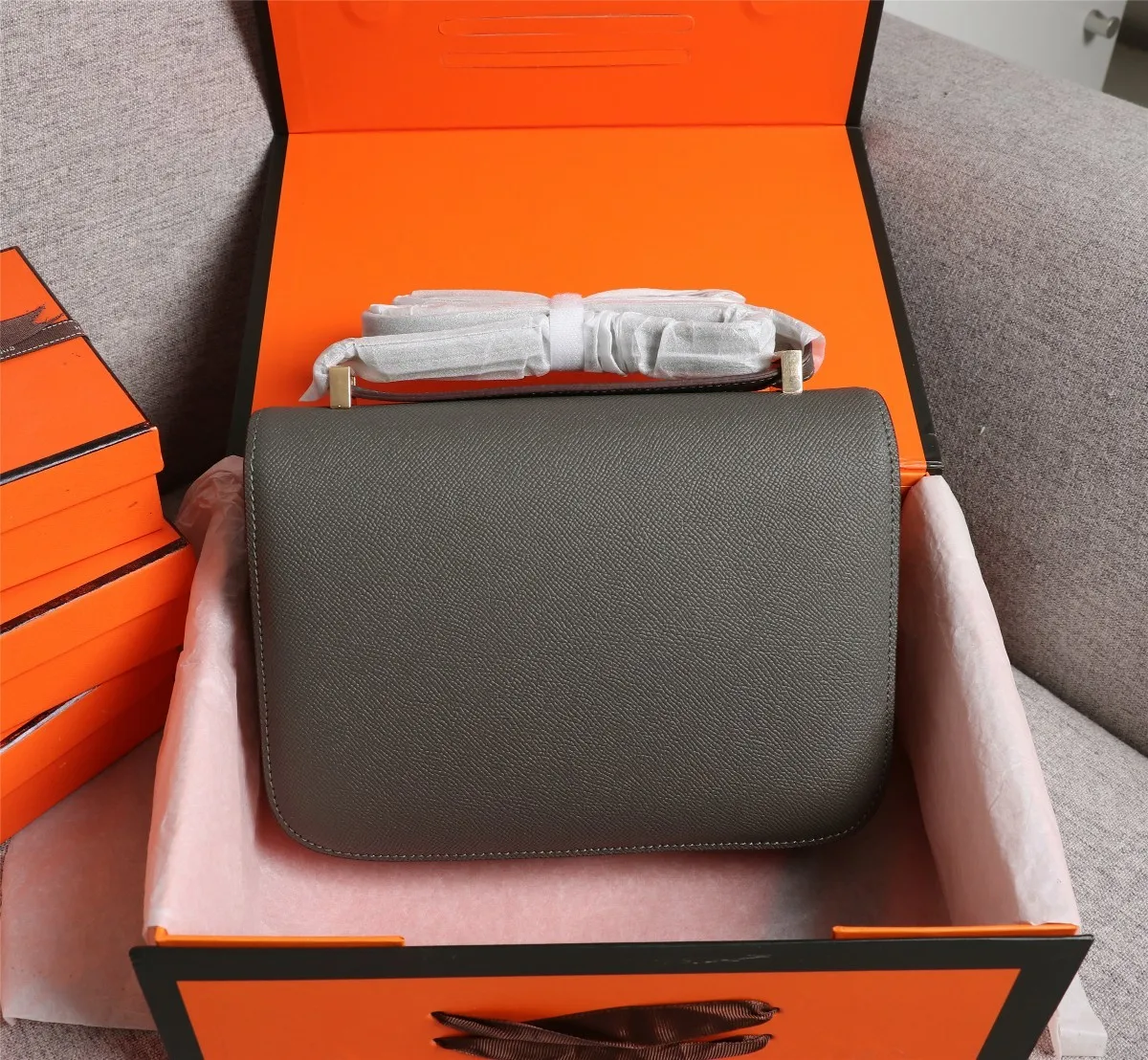 All categories Official website "Brand Women's Bags" Women's Bags 💙 Hermes 2022 Official New Hermès Women's Crossbody Bag Wholesale Genuine Epsom leather Pure steel silver-plated buckle Large size 58002500 Small size 58002300 High quality Size: Large size 22-6-17CM Small size 19-5-14.5CM