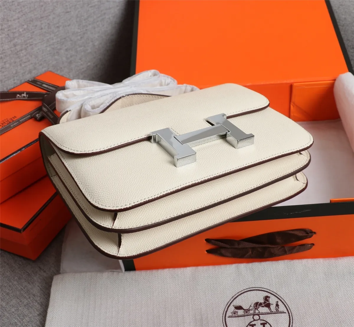 All categories Official website "Brand Women's Bags" Women's bags 💙 Hermes Hermès Made in France Large size 58002800 Small size 58002600 constance stewardess bag ☣️Genuine epsom leather pure steel silver-plated buckle Genuine leather source super good feel Accessories stainless steel laser logo perfect flip arc and three-dimensionality