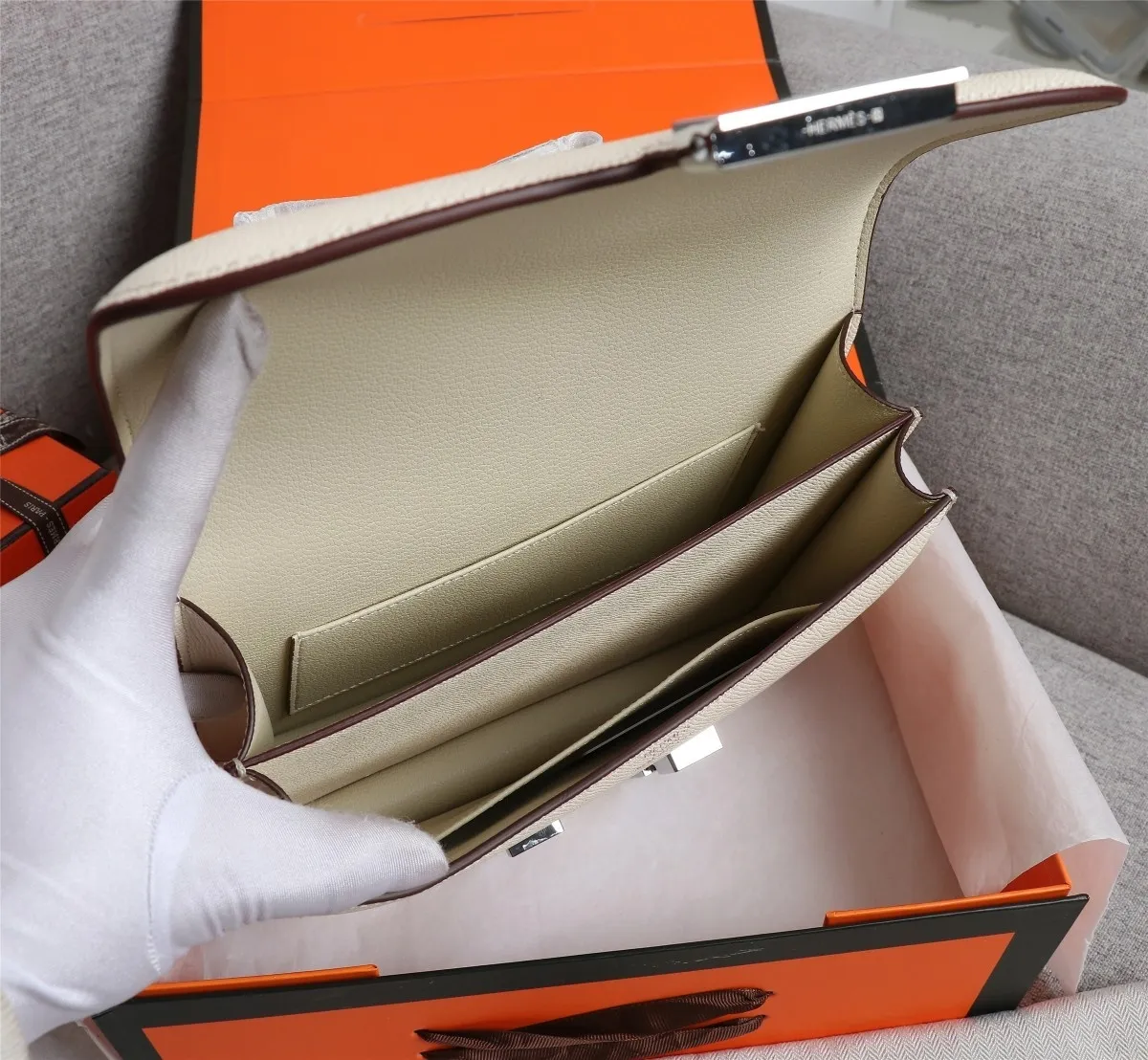 All categories Official website "Brand Women's Bags" Women's bags 💙 Hermes Hermès Made in France Large size 58002800 Small size 58002600 constance stewardess bag ☣️Genuine epsom leather pure steel silver-plated buckle Genuine leather source super good feel Accessories stainless steel laser logo perfect flip arc and three-dimensionality